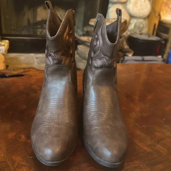 Cowgirl Booties - Dark Brown with a dark mauve embroidery. - Picture 2 of 6